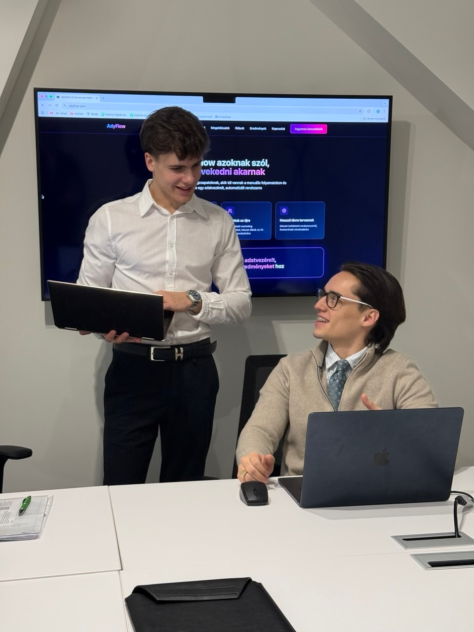 Az AdyFlow csapata közös weboldaltervezés közben